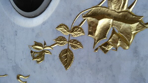 Цветы резаные на ус и покрытые сусальным золотом крупно