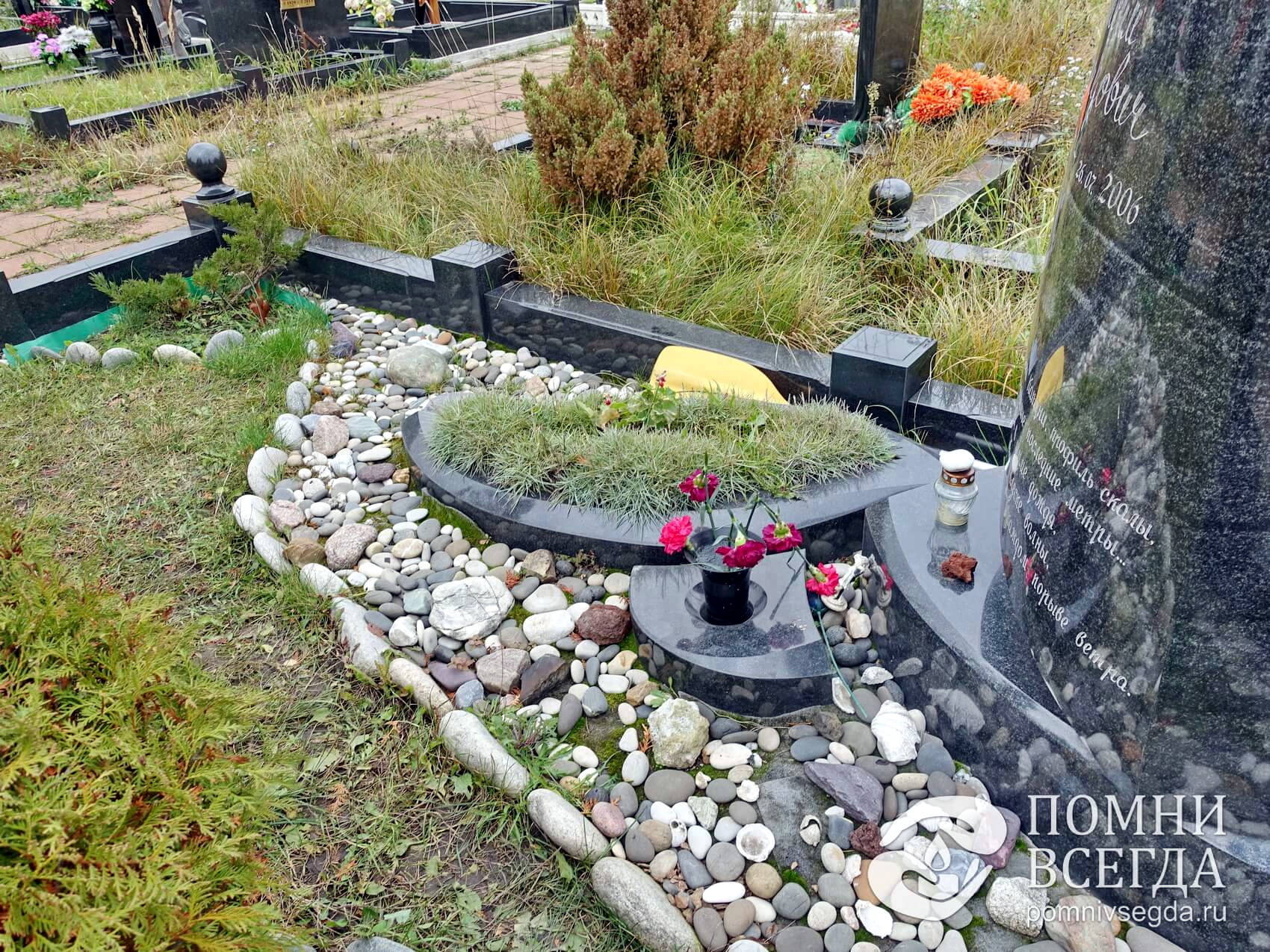 Аккуратно отсыпанный гранитной галькой цветник необычной формы