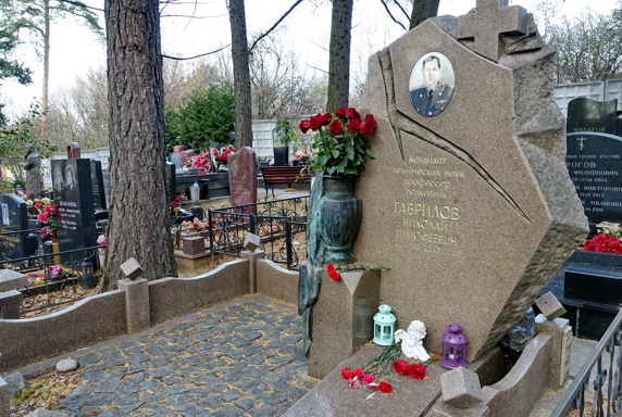 Гранитный памятник неправильной формы